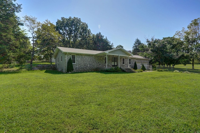 ranch-style home featuring a front lawn