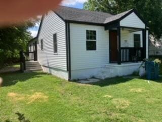 view of front of home featuring a front yard