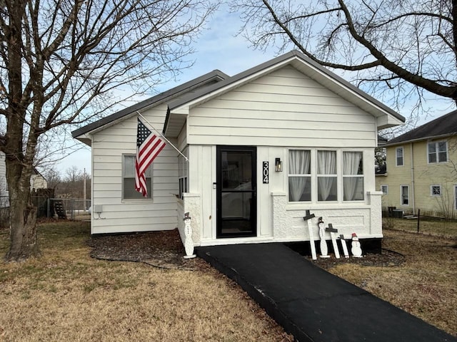 bungalow featuring a front lawn