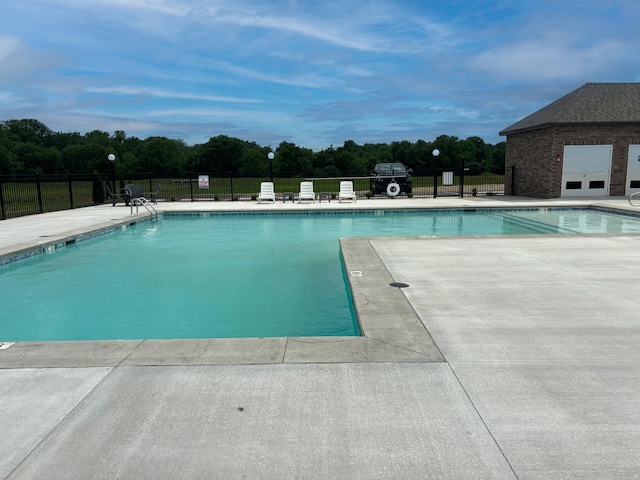 view of swimming pool