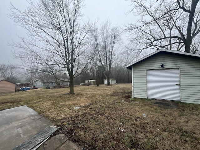 view of yard with an outdoor structure