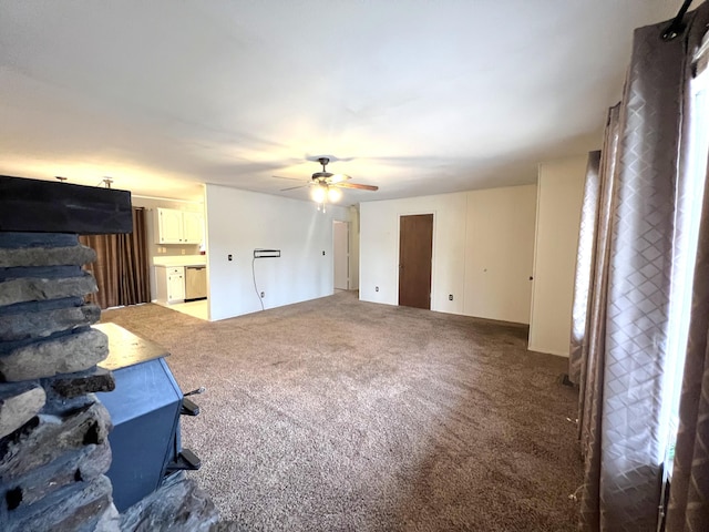 carpeted living room with ceiling fan