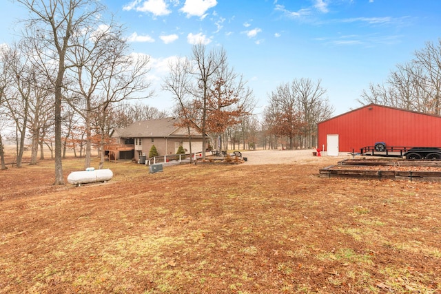 view of yard featuring an outbuilding