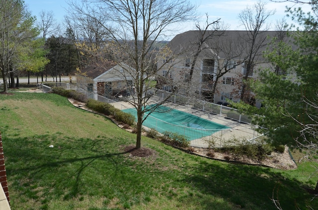 view of swimming pool featuring a lawn