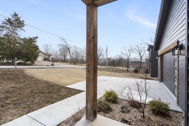 view of yard featuring a patio area