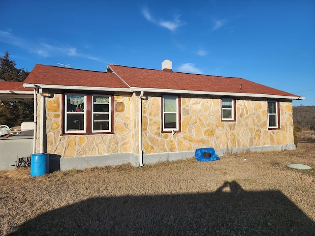 view of side of property featuring a yard