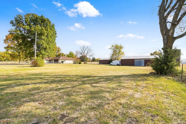 view of yard with an outbuilding