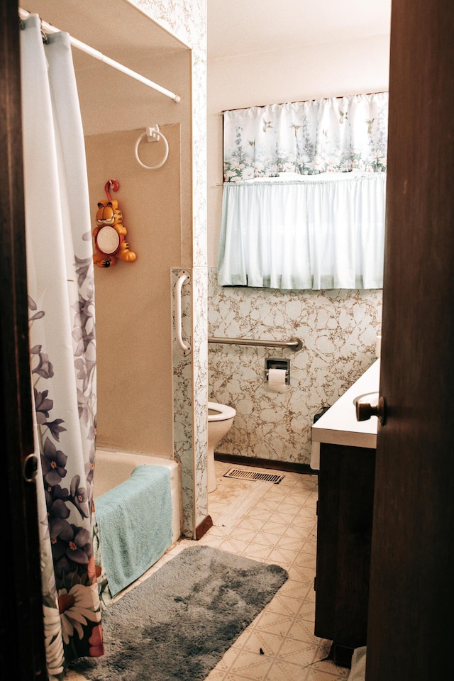 17162 Edgewood Dr, Winona, MO 65588 - full bathroom featuring vanity, shower / bath combination with curtain, and toilet