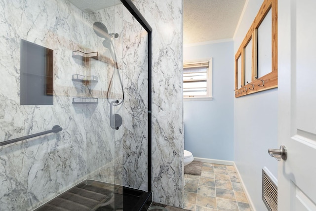 bathroom featuring ornamental molding, toilet, a textured ceiling, and a tile shower