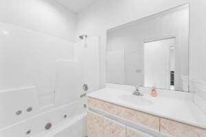 bathroom featuring sink and tiled shower / bath combo