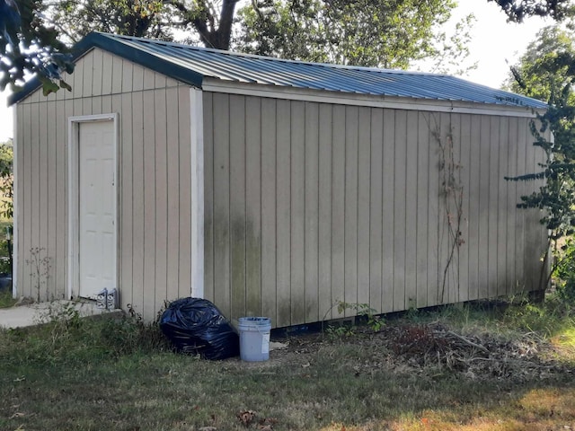 view of outbuilding