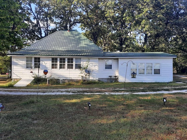 view of front facade featuring a front lawn