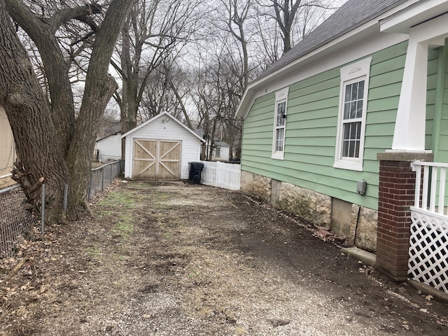 view of yard with a shed