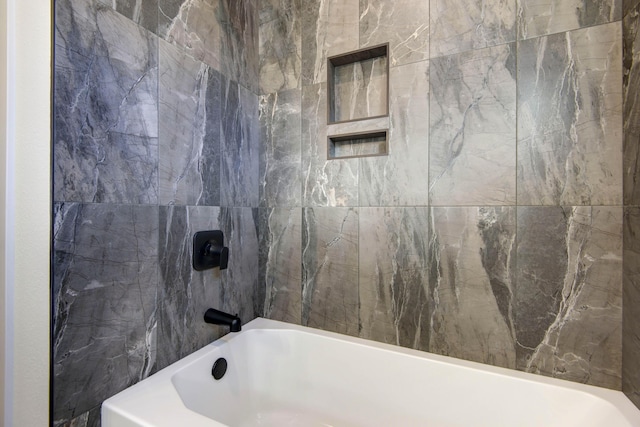 bathroom with tiled shower / bath combo