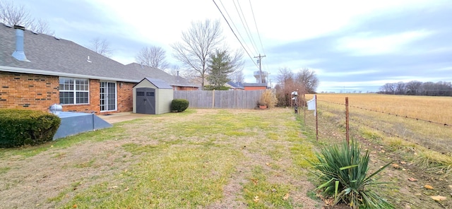 view of yard featuring a storage shed