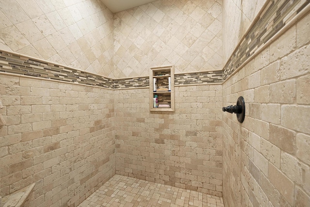 bathroom featuring a tile shower