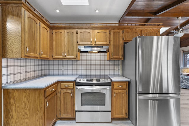 kitchen with stainless steel appliances, backsplash, ceiling fan, and light hardwood / wood-style flooring