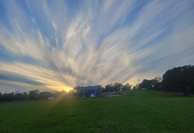 view of yard at dusk