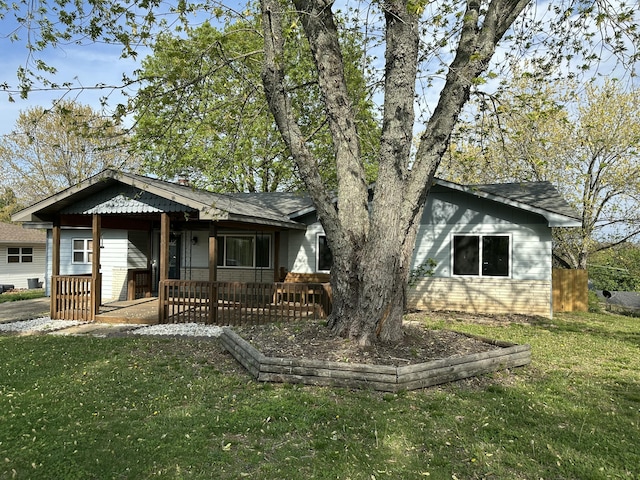 view of front of property featuring a front yard and a porch