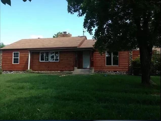 view of front of home featuring a front yard