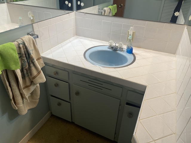 bathroom with vanity and decorative backsplash