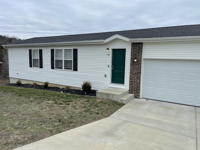 view of front facade with a garage and a front yard