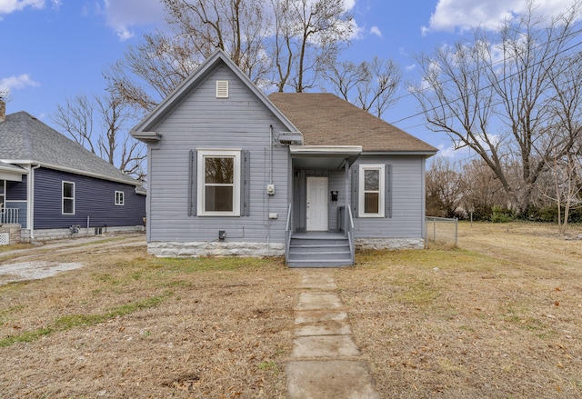 bungalow featuring a front lawn