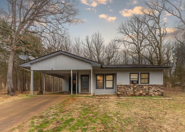 view of front of property featuring a carport and a yard