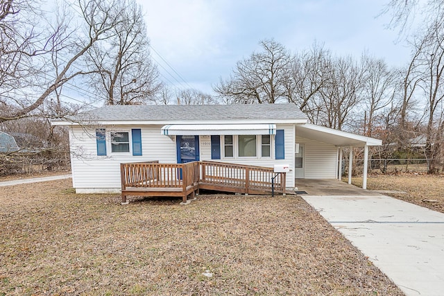 view of front of property featuring a carport