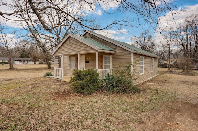 view of front of property with covered porch and a front lawn