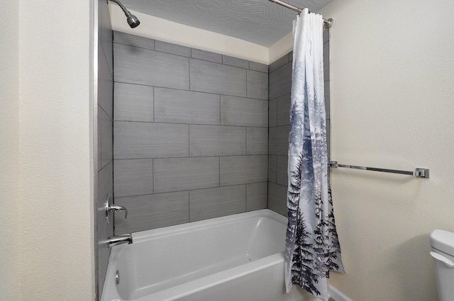 bathroom featuring toilet, shower / bath combo with shower curtain, and a textured ceiling