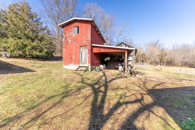 view of yard with an outbuilding