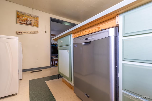 kitchen with washer / clothes dryer and dishwasher