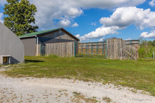 view of yard featuring an outdoor structure