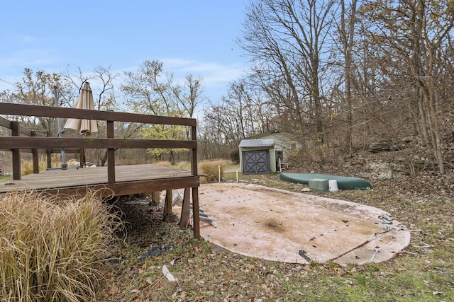 view of yard with a shed