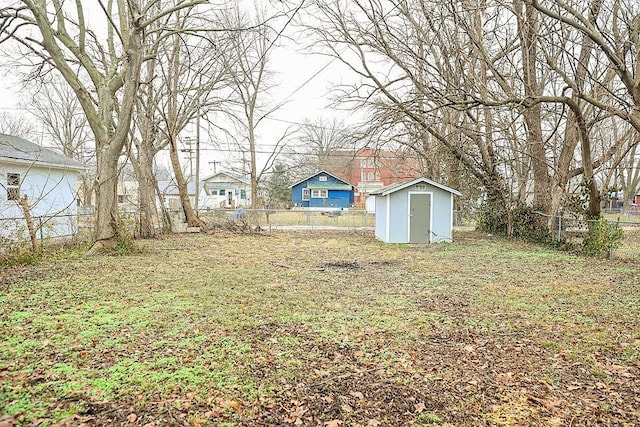 view of yard featuring a shed