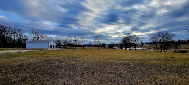 view of yard featuring a rural view