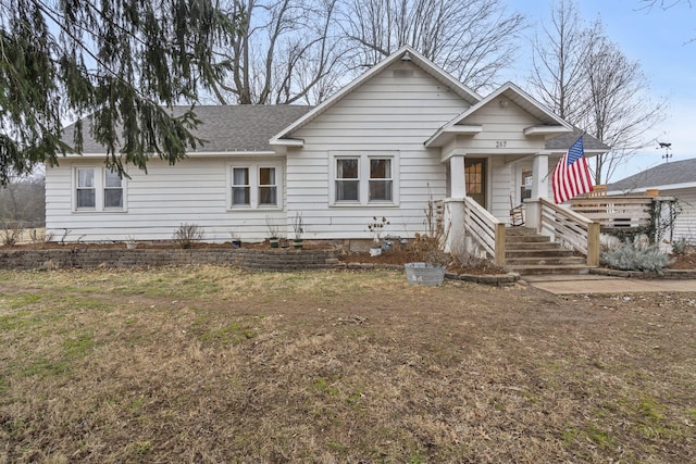 view of front facade with a front yard