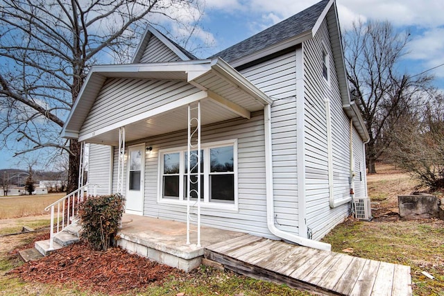 view of front of property featuring a porch