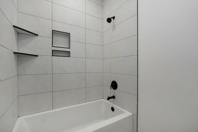 bathroom with tiled shower / bath combo