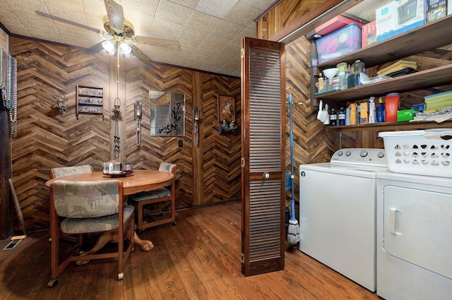 clothes washing area featuring hardwood / wood-style floors, independent washer and dryer, and ceiling fan