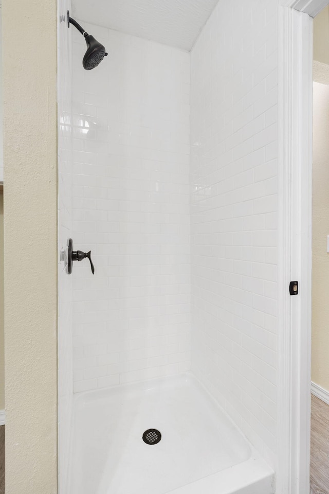 bathroom featuring a tile shower