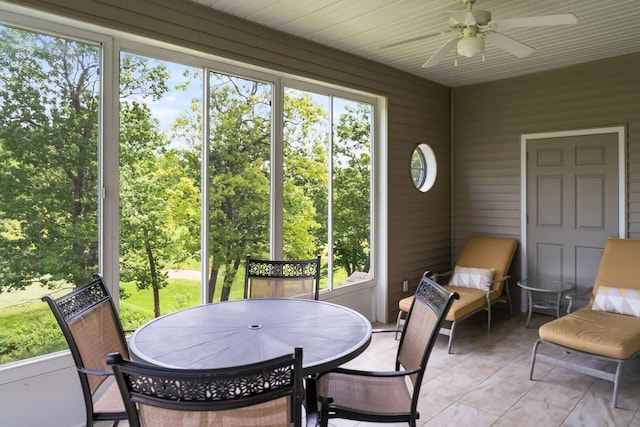 sunroom / solarium featuring ceiling fan