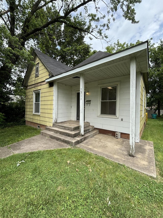 view of front of home featuring a front lawn