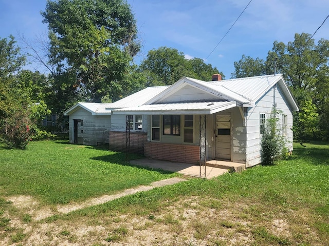 view of front of property featuring a front lawn