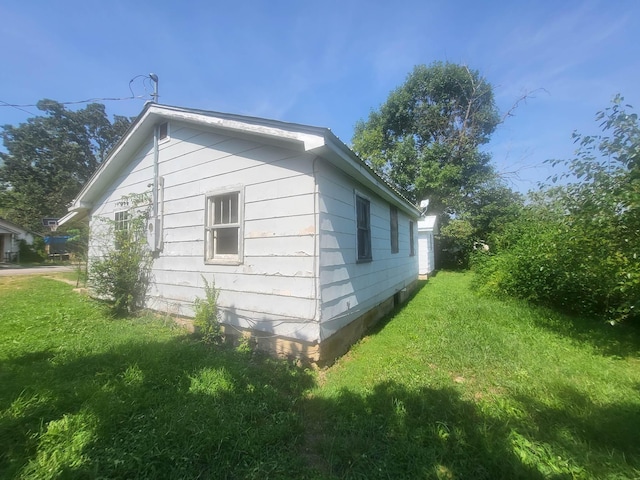 view of side of property featuring a yard