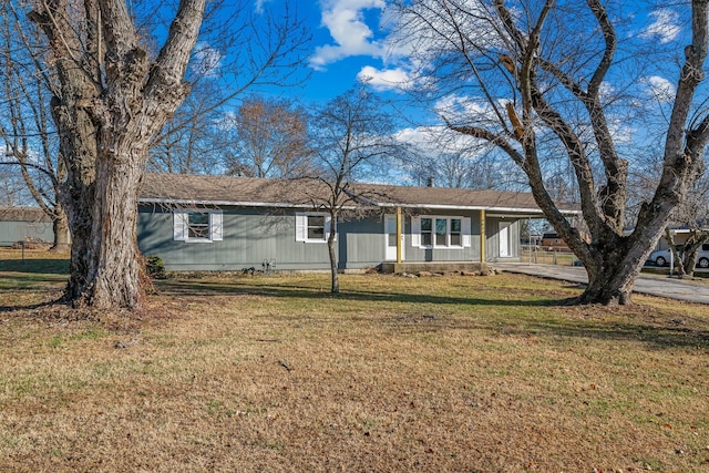 single story home with a front lawn