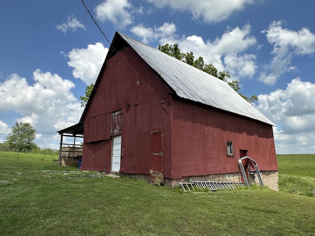 view of barn with a lawn