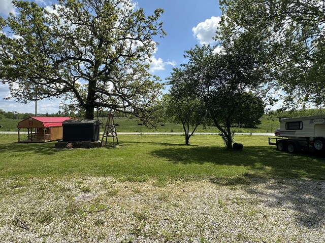 view of grassy yard featuring an outbuilding