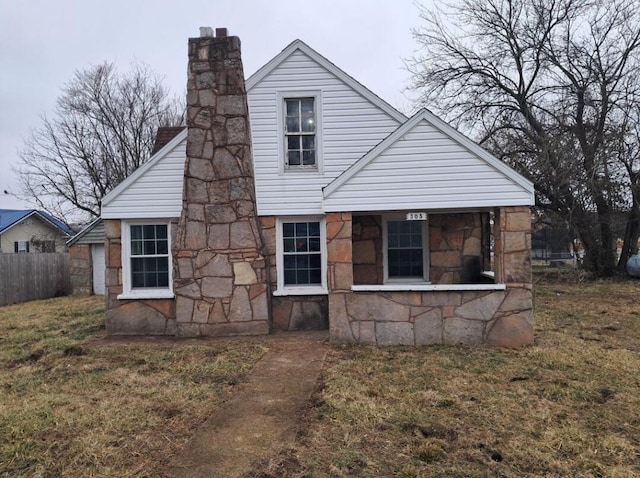 view of front of house featuring a front lawn